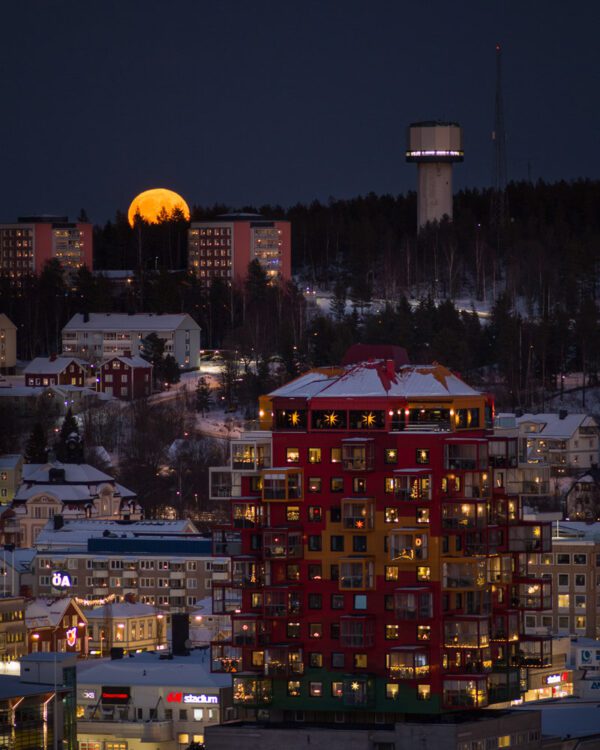 Måne över vintrigt Örnsköldsvik