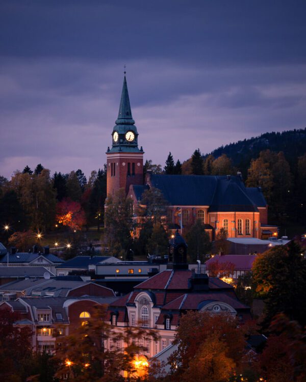 Örnsköldsvik kyrka i höstfärger