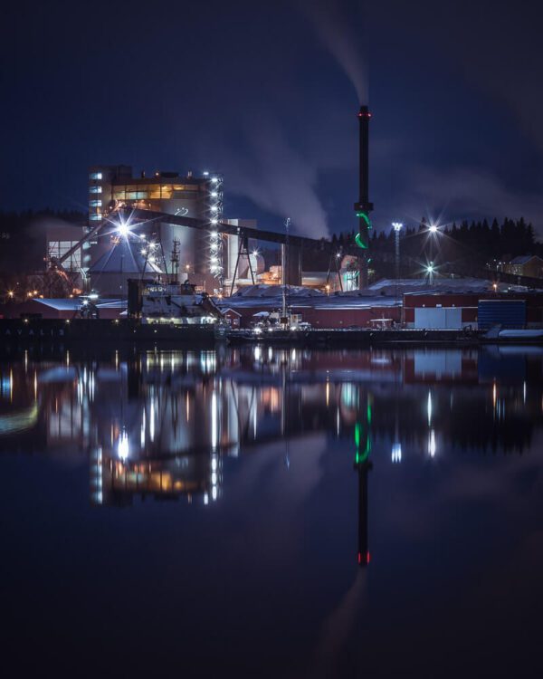 Övik Energi reflekteras i vattnet en sen höstkväll