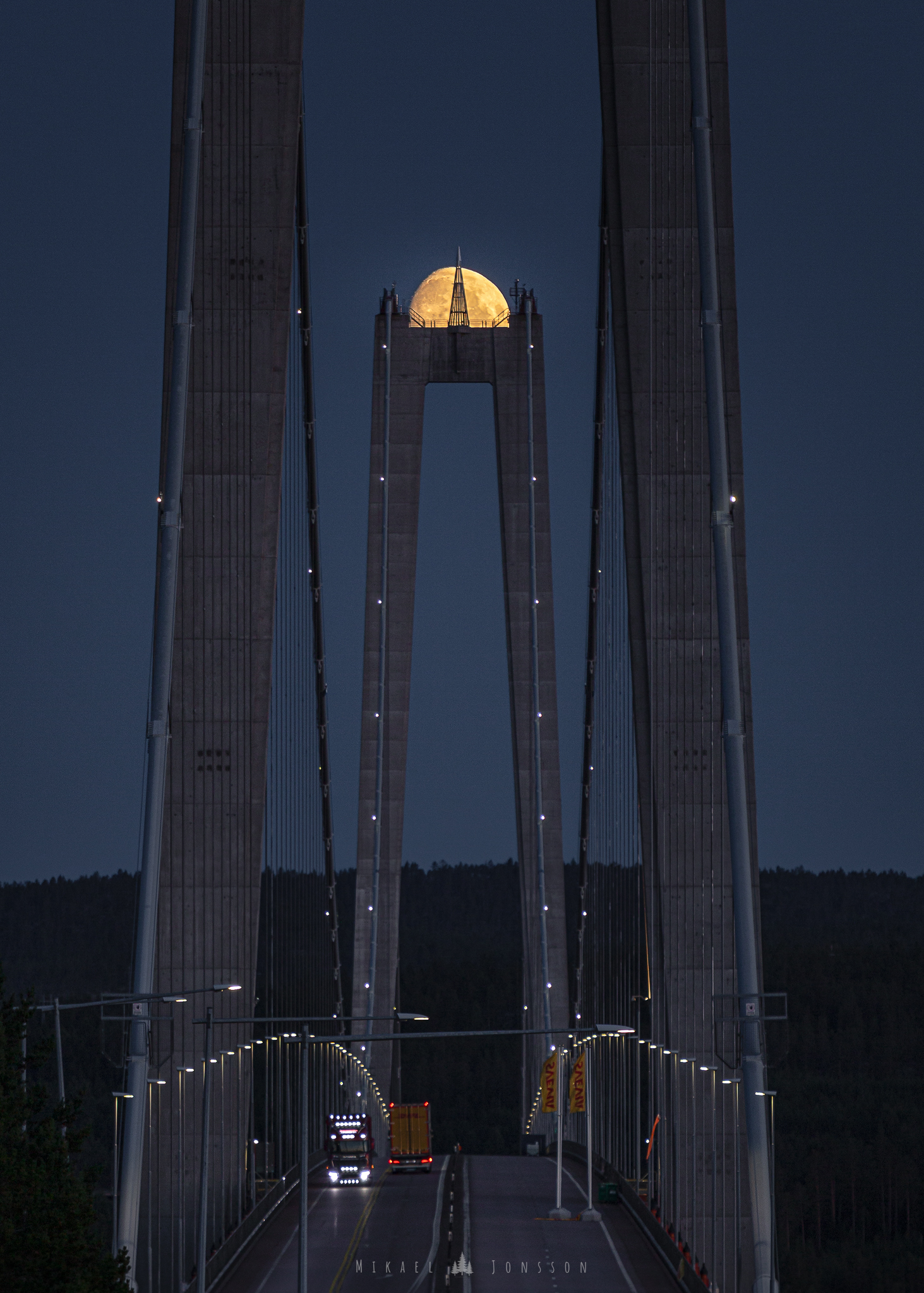 Månen över Högakustenbron