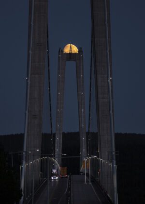 Måne över Högakustenbron