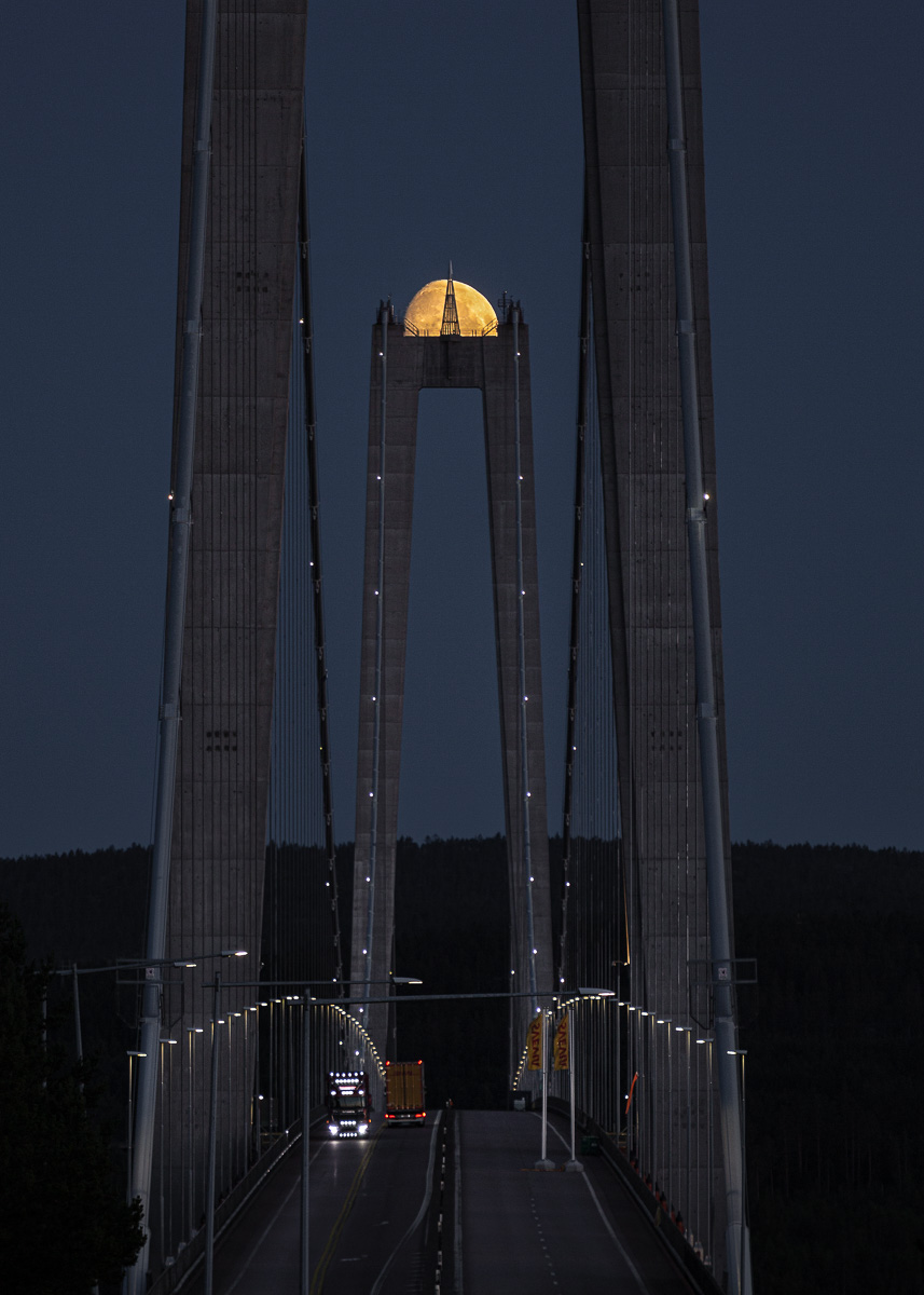 Måne över Högakustenbron